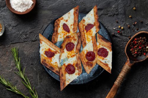 Sucuklu Kaşarlı Pide