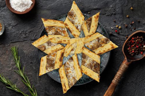 Kavurmalı Kaşarlı Pide